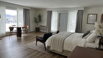 Deluxe Suite, 1 King Bed, Patio | Premium bedding, in-room safe, laptop workspace, blackout curtains