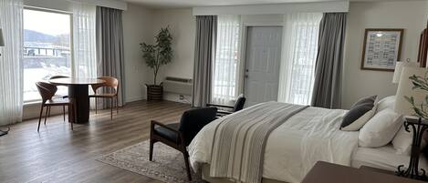 1 bedroom, premium bedding, in-room safe, laptop workspace