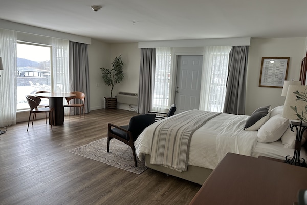Deluxe Suite, 1 Katil Raja (King), Patio | 1 bilik tidur, peralatan tempat tidur premium, peti besi dalam bilik