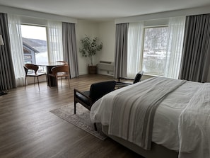 Deluxe Suite, 1 King Bed, Jetted Tub, River View | 1 bedroom, premium bedding, in-room safe, laptop workspace