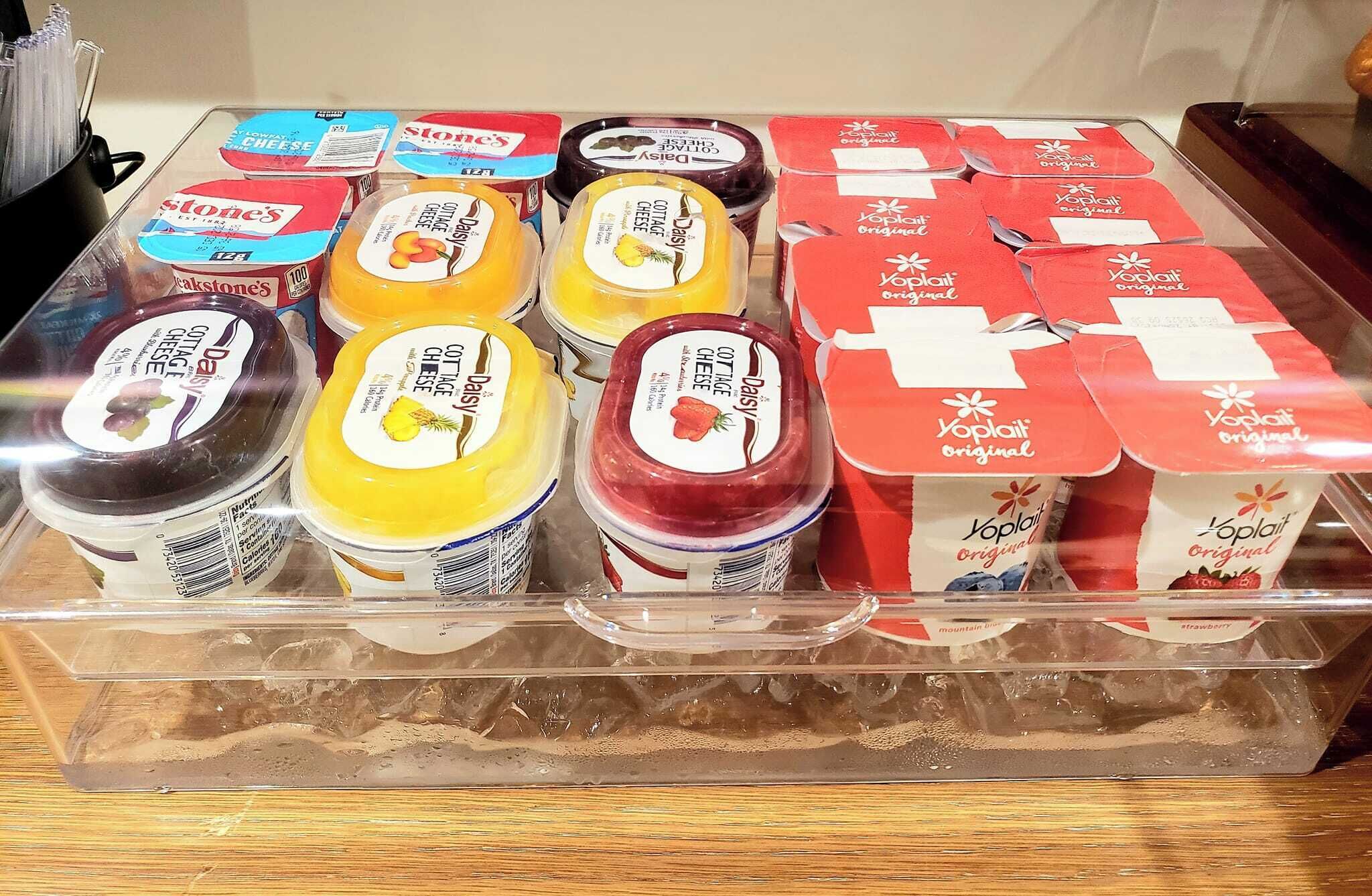 Diverse soorten hüttenkäse in een transparante plastic verpakking.