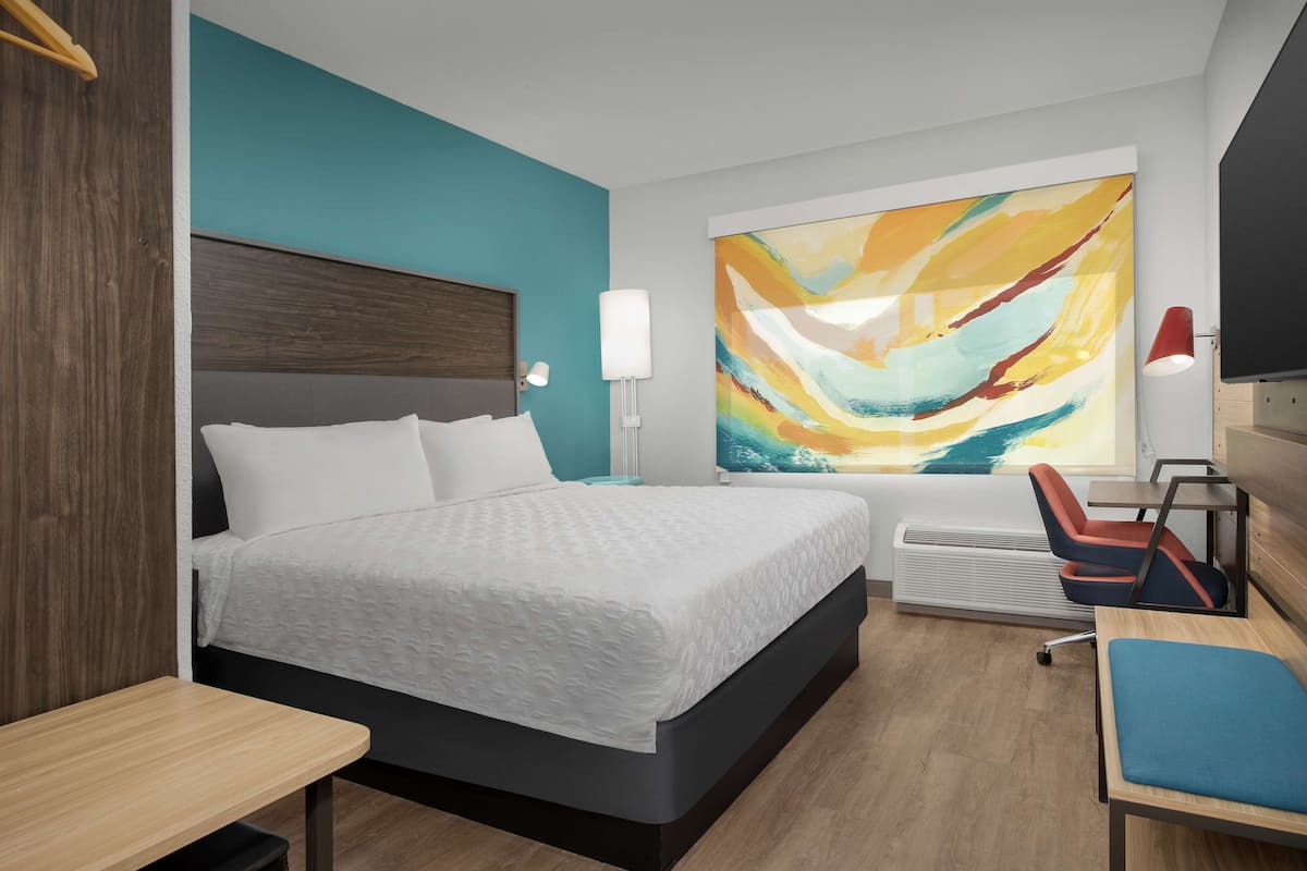 Escritorio, espacio para trabajar con un portátil, cortinas opacas