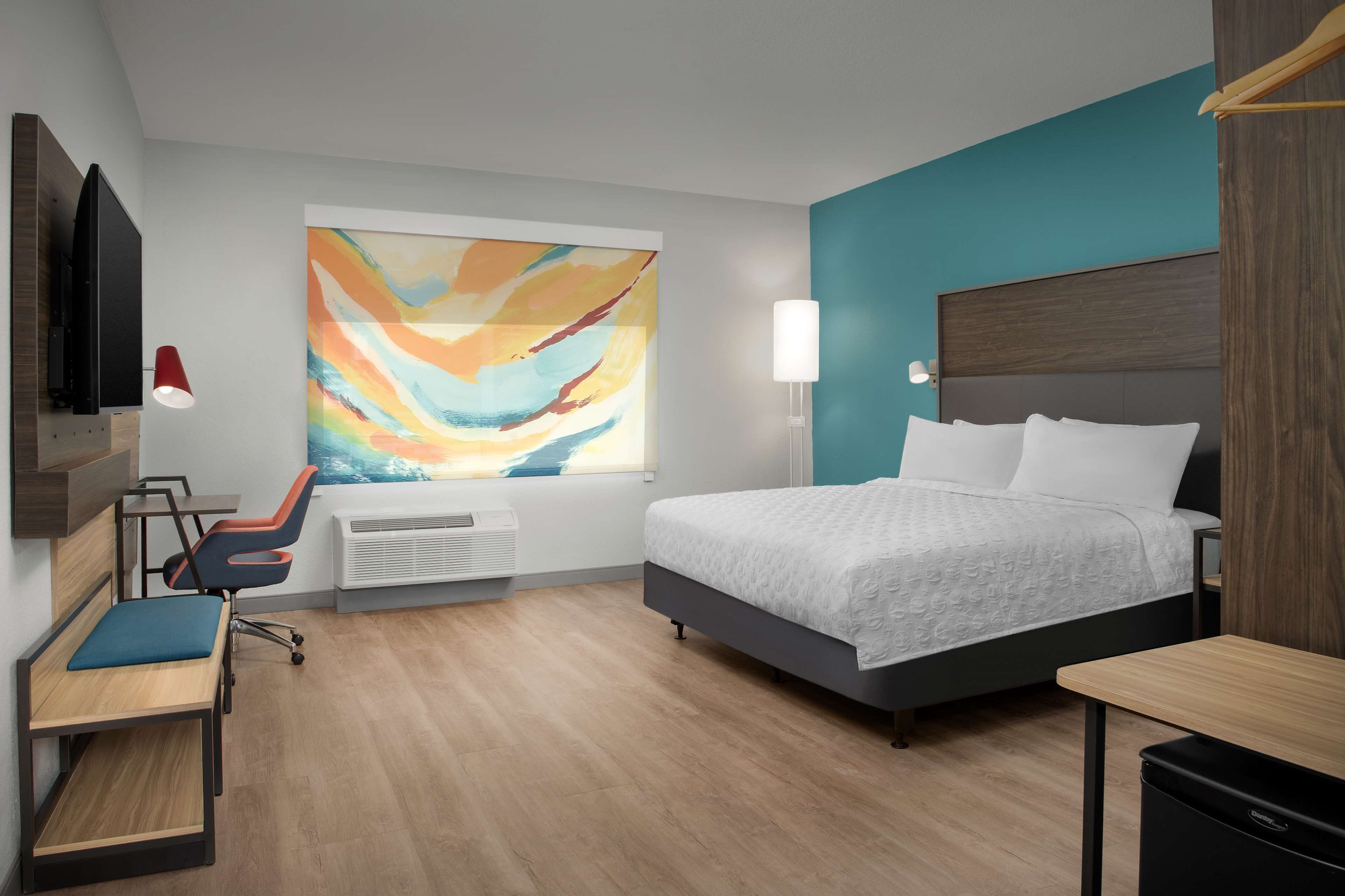 客房, 1 张特大床, 无障碍 (Mobility, Hearing, Roll-In Shower) | 办公桌、笔记本电脑工作区、遮光窗帘、熨斗/熨衣板