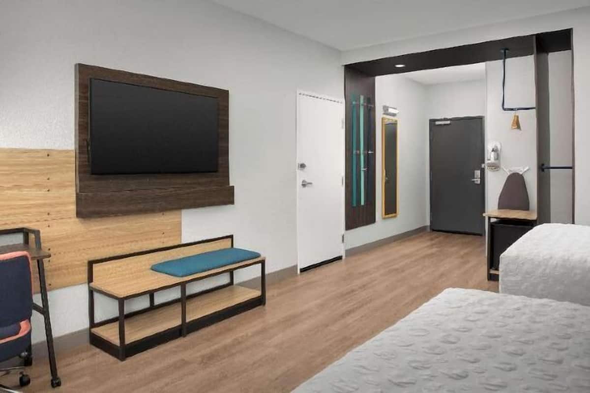 Escritorio, espacio para trabajar con un portátil, cortinas opacas