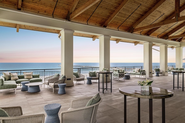 2 bars/lounges, poolside bar