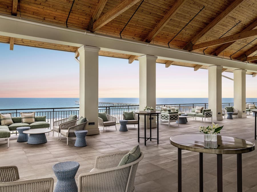 2 bars/lounges, een poolbar