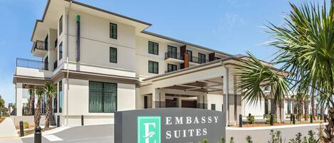 Un edificio moderno con un letrero que dice "Embassy Suites by Hilton".