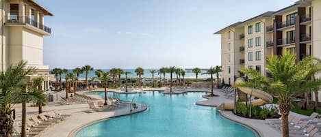 Alberca al aire libre y sombrillas en la alberca