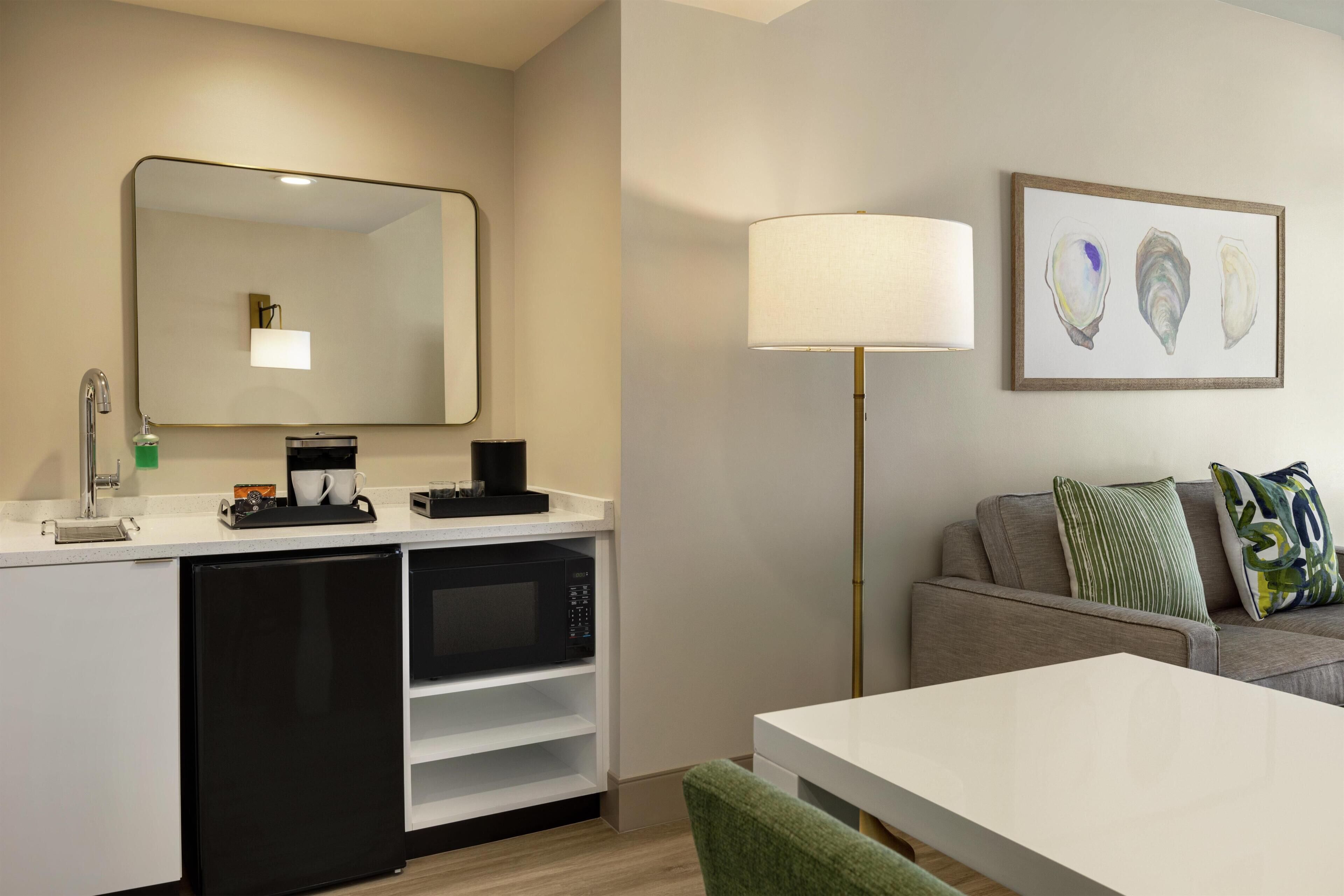 Zimmer, Mehrere Betten, Balkon (Gulf View) | Minibar