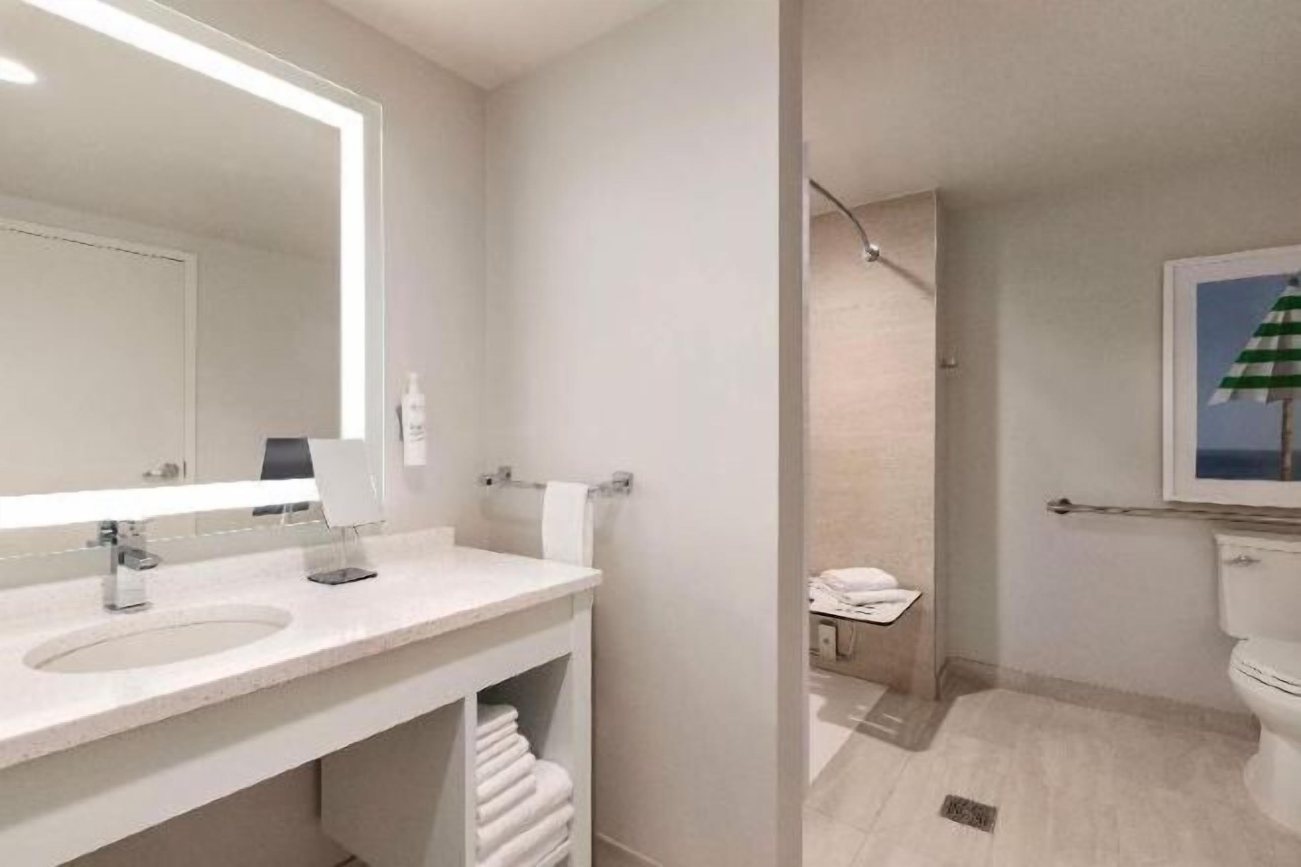 Kylpyhuone | Ilmaiset hygieniatuotteet, hiustenkuivaaja, pyyhkeet, saippua