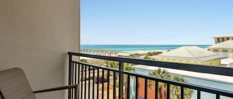 Un balcone con vista sulla spiaggia e sull'oceano.