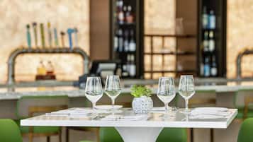 2 bars-salons, bar attenant à la piscine