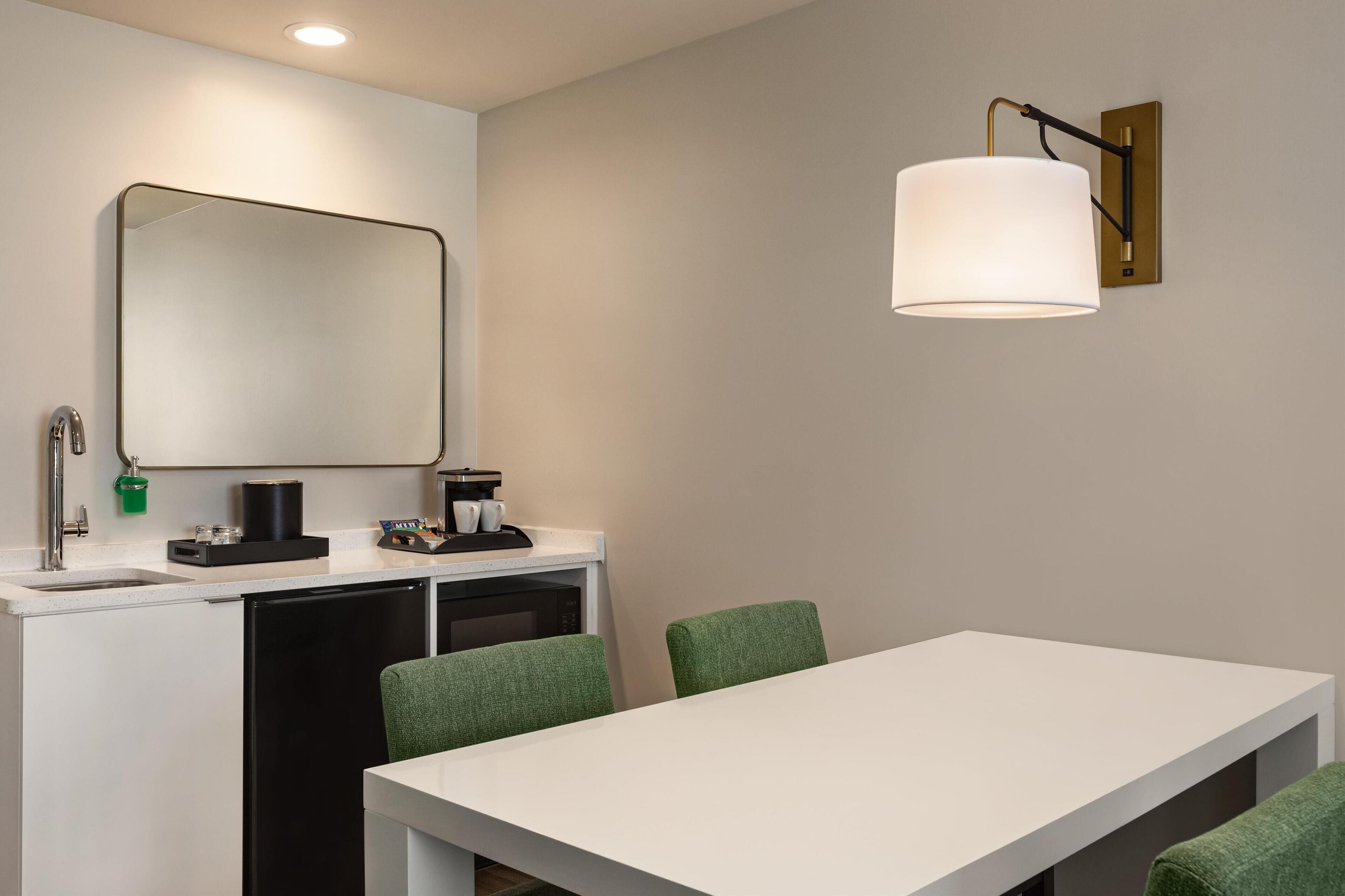 Wasserkocher mit Kaffee-/Teezubehör, Esstisch