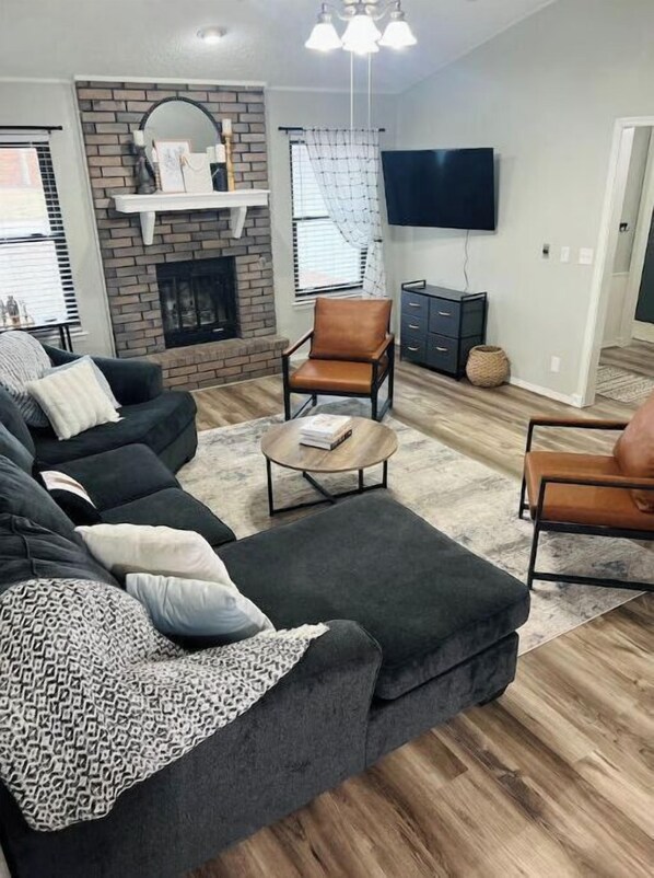 تلفزيون ذكي، مدفأة، كُتُب