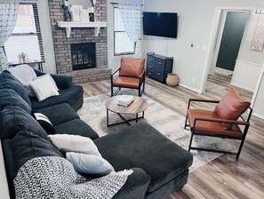TV connectée, cheminée, livres