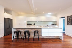 Réfrigérateur, micro-ondes, four, lave-vaisselle