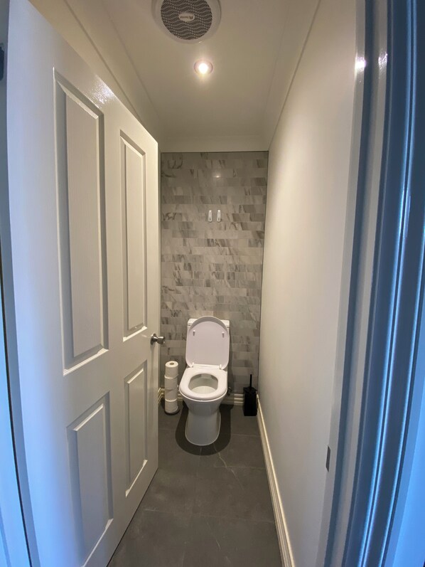 Shower, hair dryer - Renovated 3 BDR Family Home Richmond Parking (Richmond)