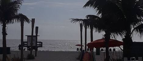 Plage, chaises longues, serviettes de plage