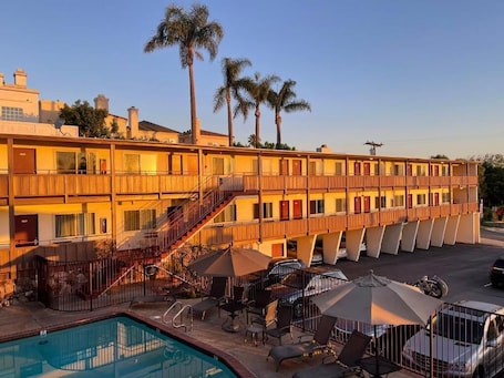 Outdoor pool, pool loungers. Seahorse Inn Manhattan Beach - LAX