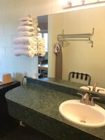 Bañera con ducha, toallas