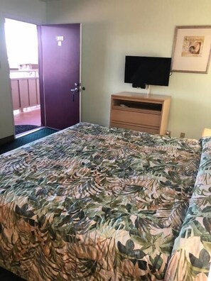 Luxe beddengoed, bedden met traagschuimmatrassen, een bureau