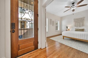 3 bedrooms, WiFi, bed sheets - Chic, updated home near the Texas Medical Center (Houston)