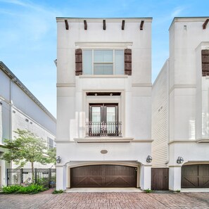 Exterior - Chic, updated home near the Texas Medical Center (Houston)