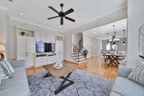 Living area - Chic, updated home near the Texas Medical Center (Houston)