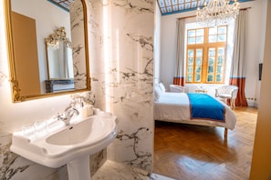 Deluxe Room | Bathroom