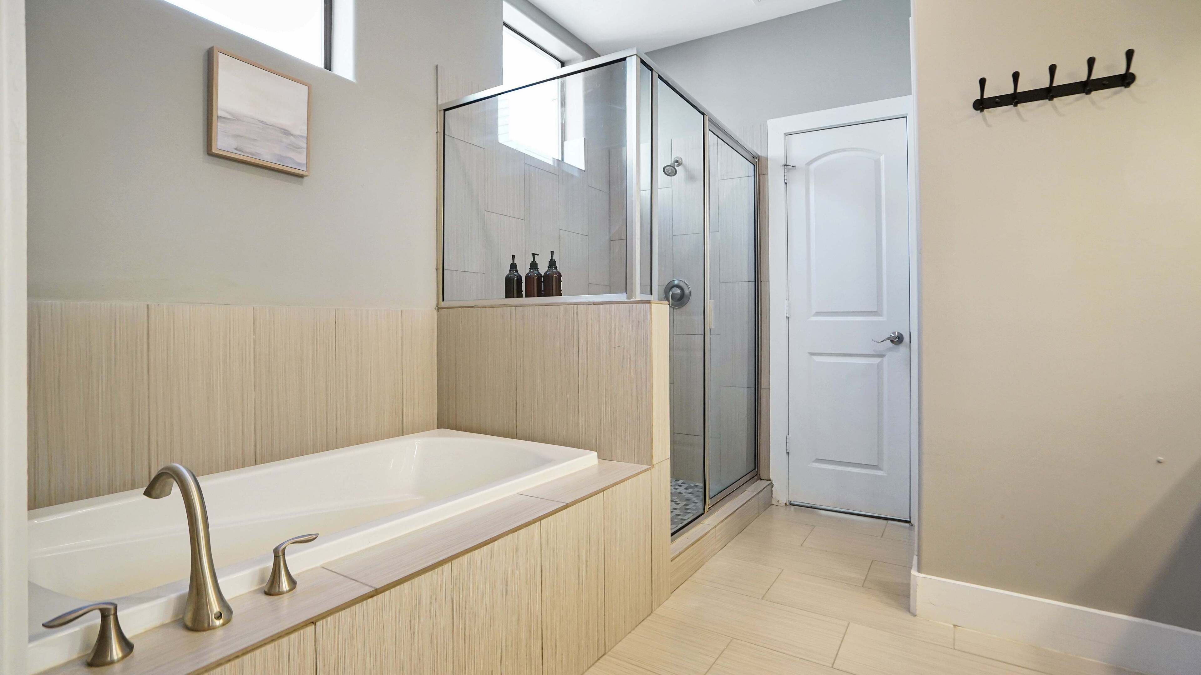 Regadera, amenidades de baño ecológicas, secadora de cabello, toallas 