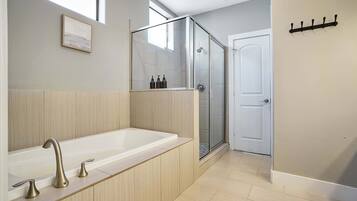 Regadera, amenidades de baño ecológicas, secadora de cabello, toallas