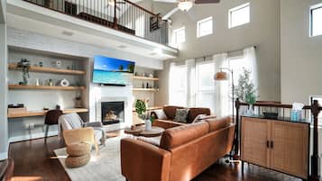 Smart TV, chimenea, libros y estéreo