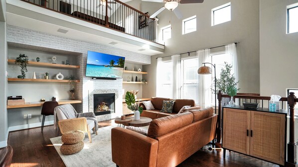 Smart TV, chimenea, libros y estéreo 