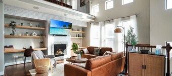 Modern Boho Chic | Downtown View | King Bed | 4BR