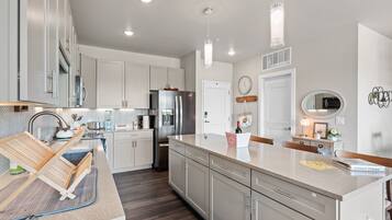 Réfrigérateur, micro-ondes, four, plaque de cuisson