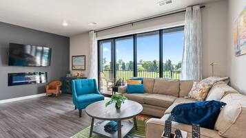 Smart TV, chimenea y libros