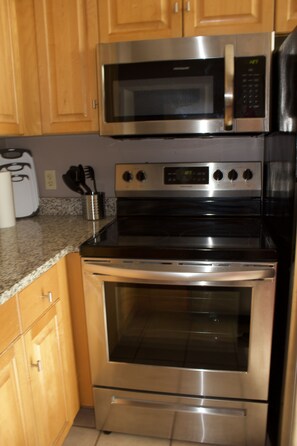 Private kitchen - Loft in Cleveland | Fast Wi-Fi | Fireplace | (Cleveland)