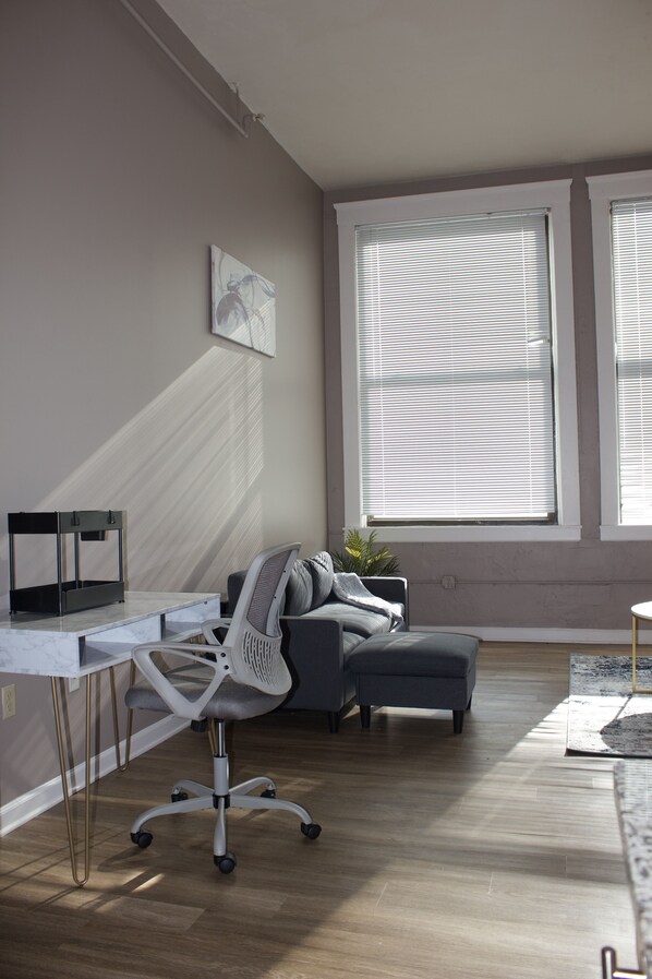 TV, fireplace - Loft in Cleveland | Fast Wi-Fi | Fireplace | (Cleveland)