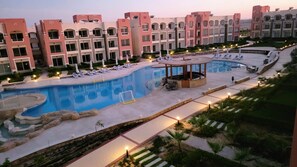 Una piscina al aire libre