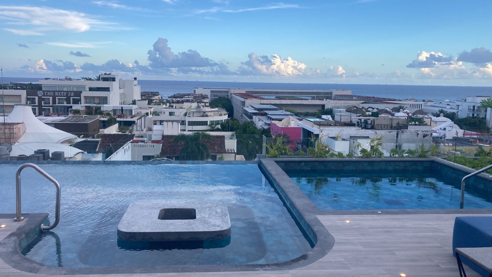 Una piscina cubierta, una piscina al aire libre