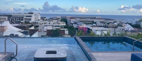 Una piscina cubierta, una piscina al aire libre