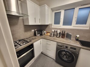 Réfrigérateur, tables à manger