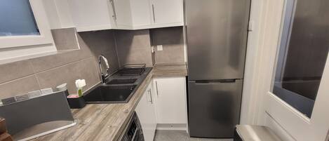 ثلاجة، مائدة طعام