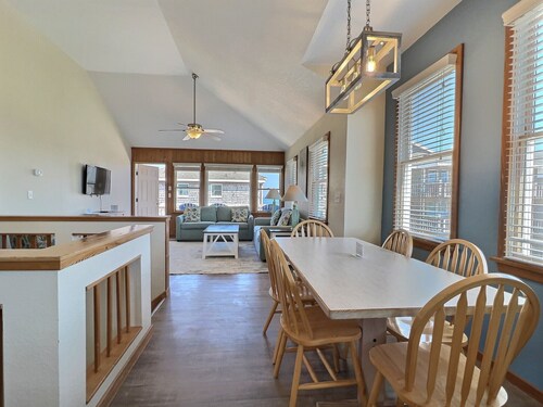 Sea Horse- Oceanside- Only a short Walk to Beach- Community Pool & Spa