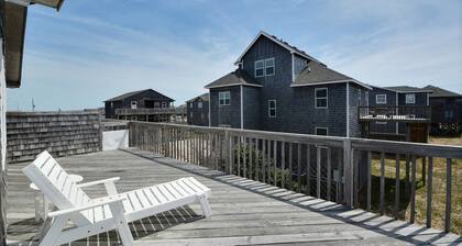 Storm Cottage- Short Walk to Beach- Community Pool & Spa