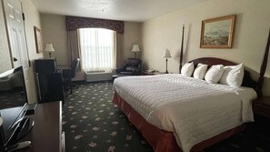 Rom – standard, 1 kingsize-seng, ikke-røyk, kjøleskap og mikrobølgeovn | Skrivebord, skrivebord for bærbar PC og blendingsgardiner