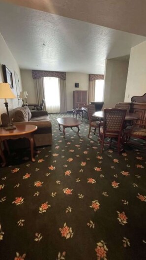 Phòng Suite, nhiều giường, không hút thuốc, bếp nhỏ (with Sofabed) | Bàn, khu vực làm việc phù hợp cho laptop, màn/rèm cản sáng 