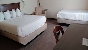 1 habitación, escritorio y espacio para trabajar con laptop