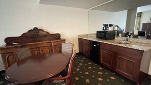 Phòng Suite, nhiều giường, không hút thuốc, bếp nhỏ (with Sofabed) | Bàn, khu vực làm việc phù hợp cho laptop, màn/rèm cản sáng 