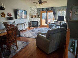 Smart TV, fireplace - Luxury Living on Park Drive (Rapid City)